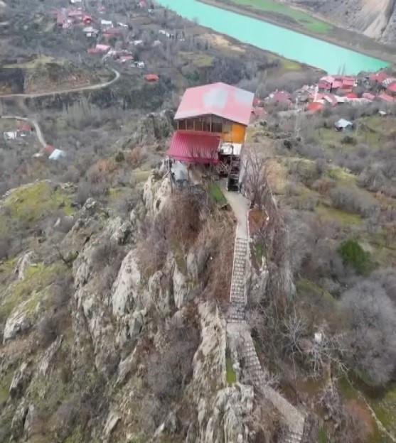 Kayalığa yapılan ev görenleri şaşırtıyor; 96 basamakla çıkılıyor