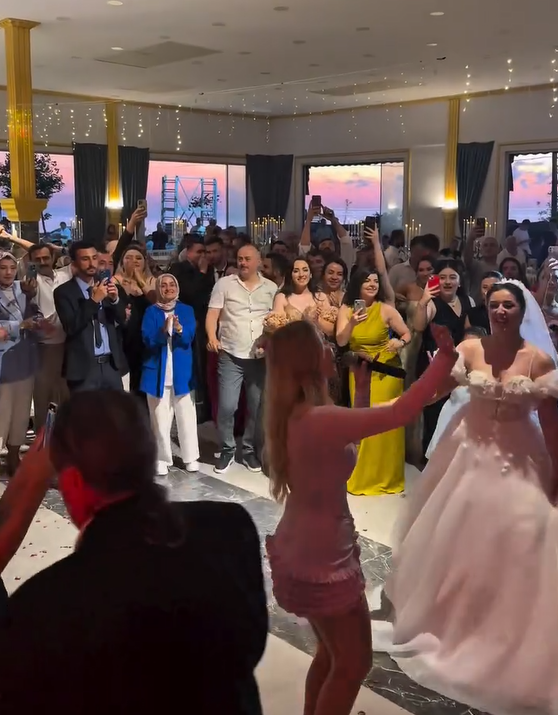 Dünyaca ünlü şarkıcı Otilia, Giresun'daki bir düğünde sahne aldı