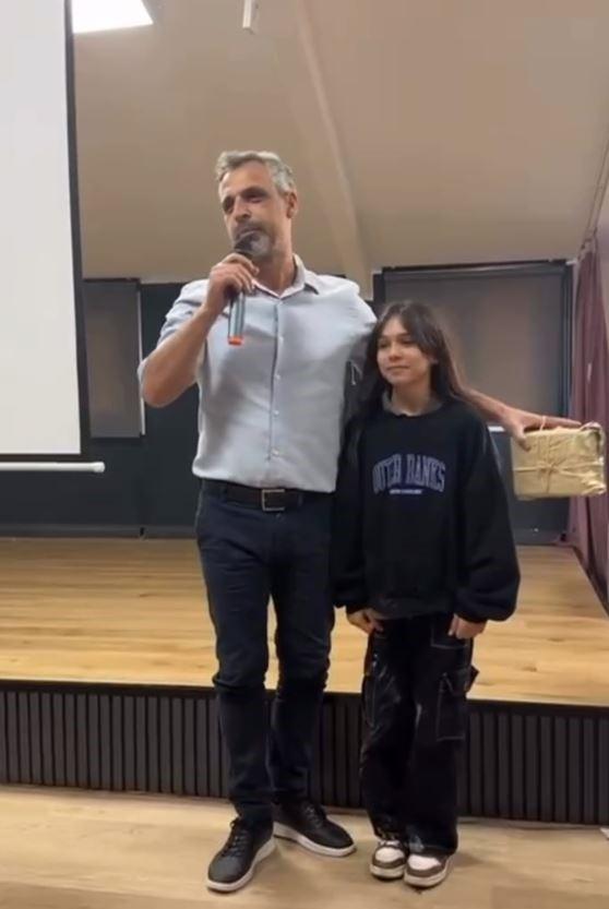 Paspas yapılan alanı kirletmemek için ayakkabılarını çıkarttı