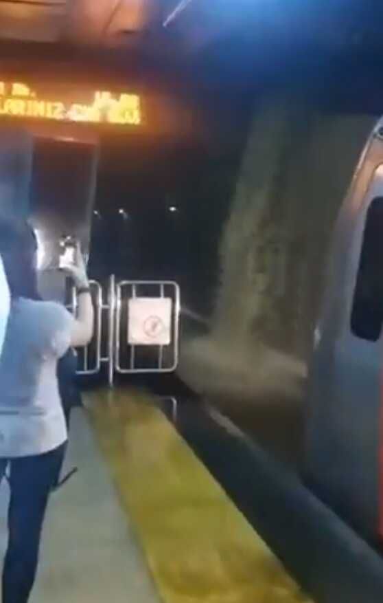 Sağanak yağışın etkili olduğu Ankara'da metroyu su bastı, yolcular tahliye edildi
