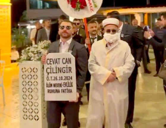 Düğün salonuna mezar taşı getirip gelinden söz aldılar
