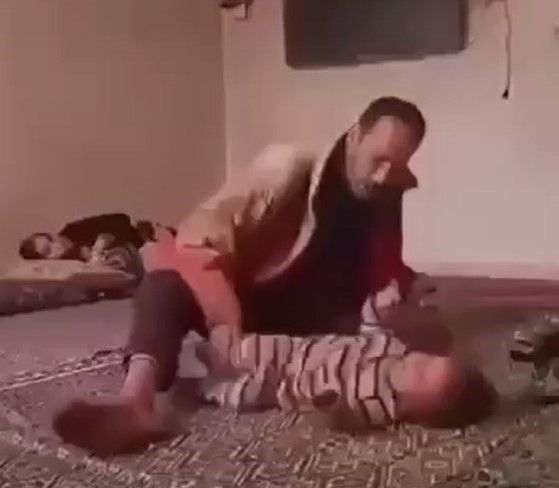 Öz çocuğunu defalarca tekmeleyip saçından tutup yere çarptı