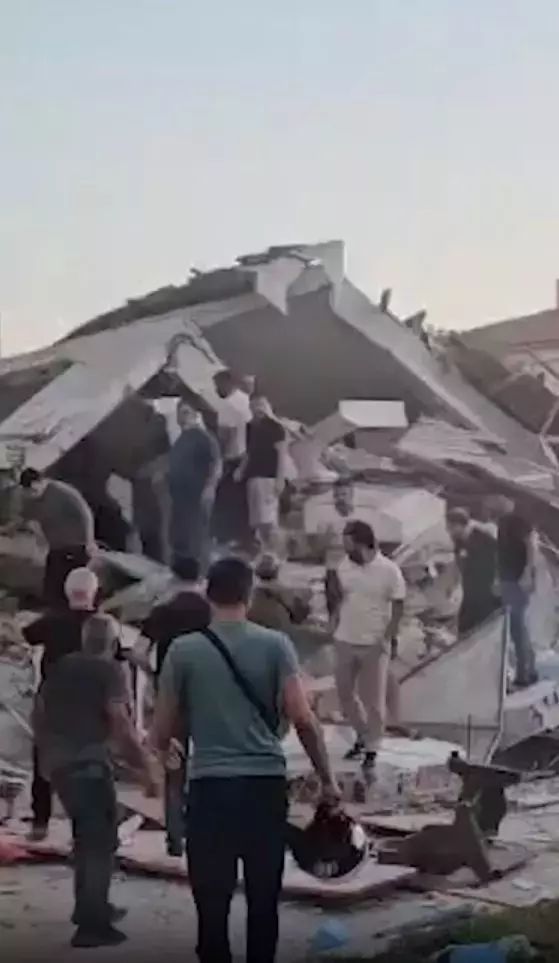 Balıkesir'deki deprem nedeniyle bazı binalar yıkıldı! İlk görüntüler