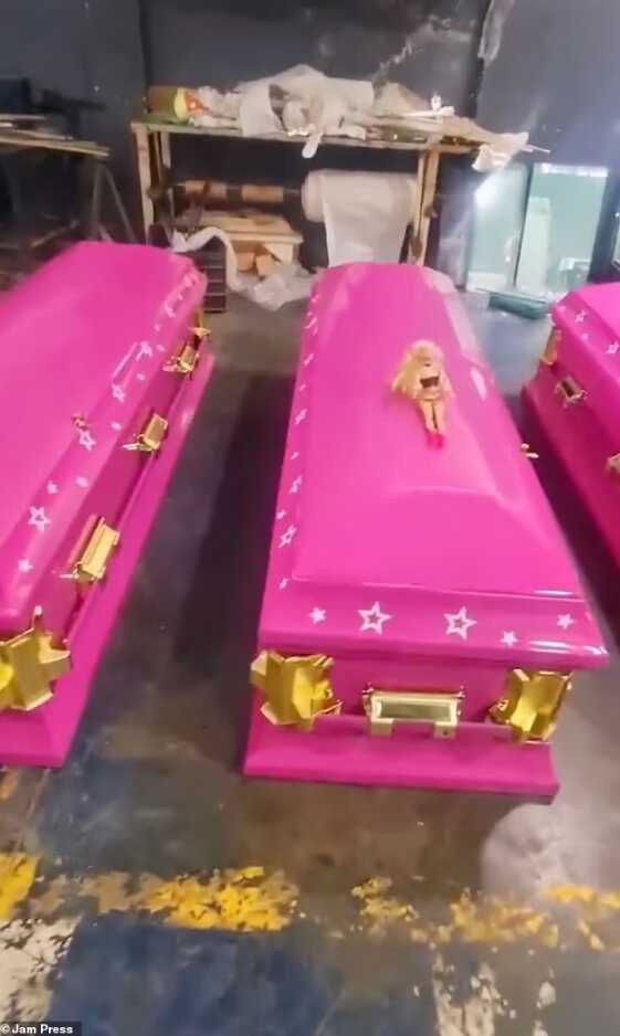 Sonunda bu da oldu! Barbie çılgınlığı sınır tanımadı, pembe boyalı tabutlar piyasaya sürüldü