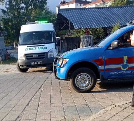 Anne ve anneannesini baltayla öldüren genç kadın, sağlık kontrolünde de parmağını koparıp yuttu