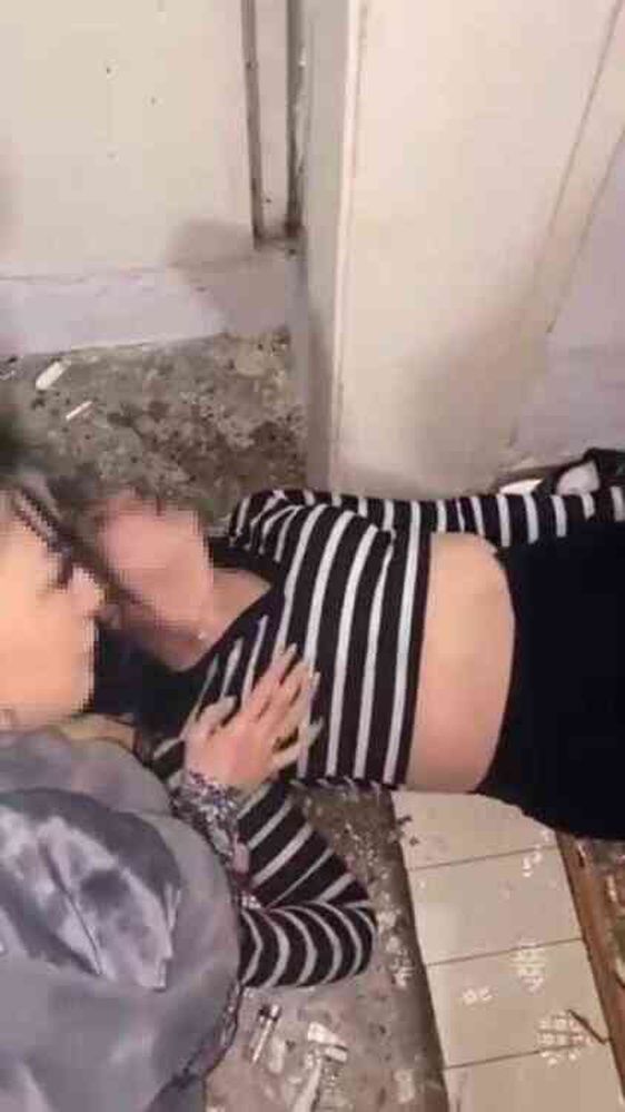 Kadın magandanın genç kızlara dehşeti yaşattığı anlar kamerada: 'Öldürürüm seni'