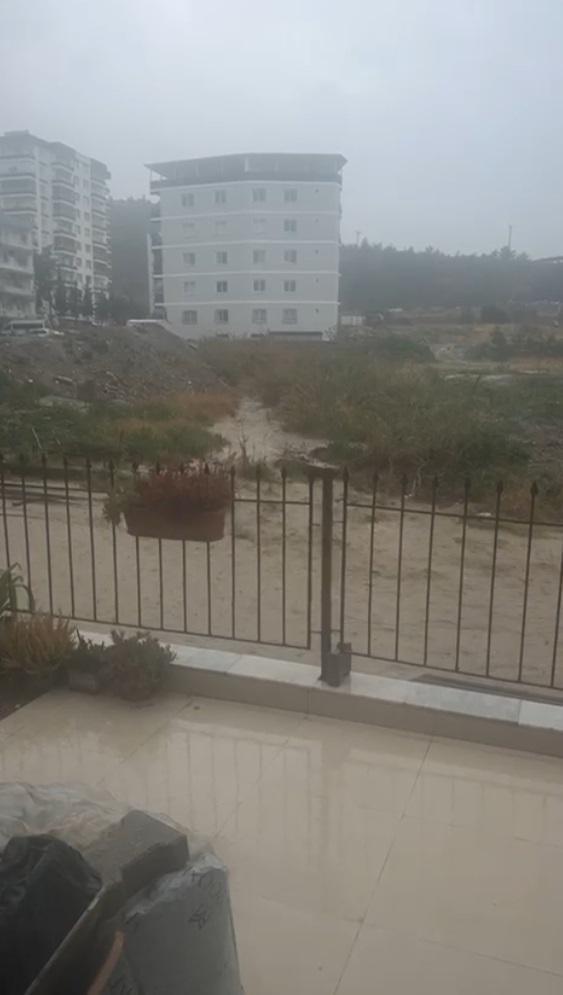 Hatay'da şiddetli sağanak sele neden oldu