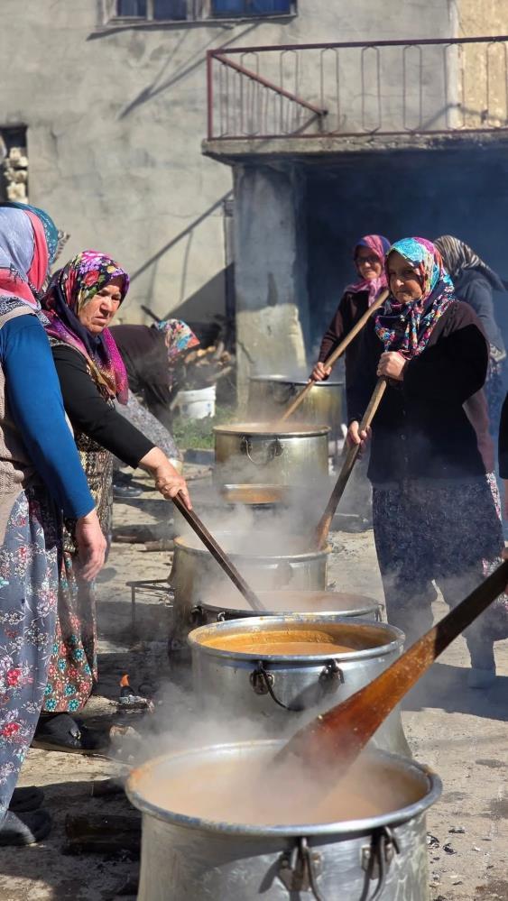 Yılda 1 kez yapılan yemek için binler bu köye akın ediyor