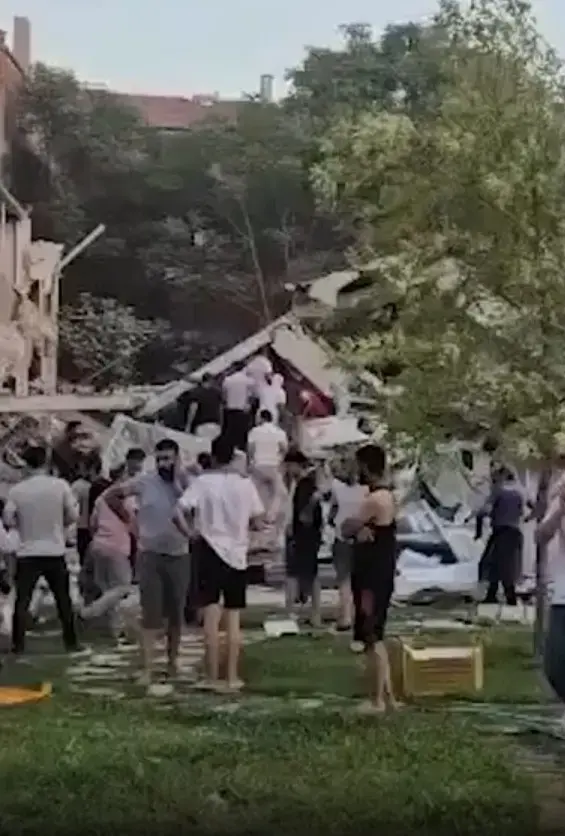 Balıkesir'deki deprem nedeniyle bazı binalar yıkıldı! İlk görüntüler