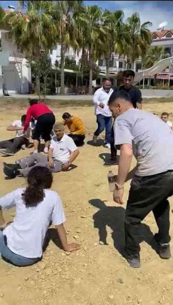 Otel servis aracı otomobille çarpışarak devrildi: 29 kişi yaralandı