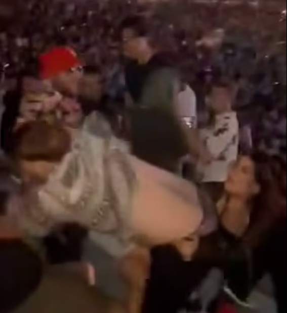 Konserde üzerine yanlışlıkla içki döken kadını bayıltana kadar yumrukladı