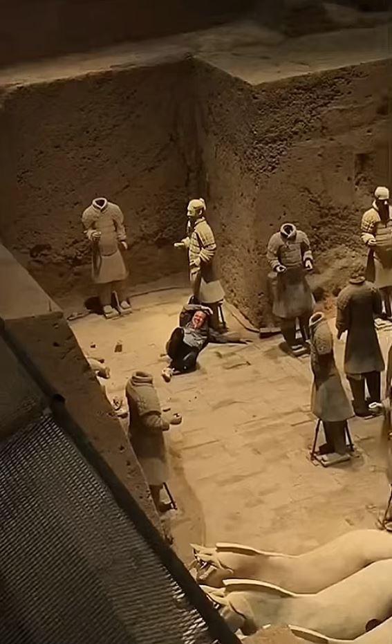 Turist, güvenlik bariyerlerini aşıp 2.000 yıllık heykellere zarar verdi