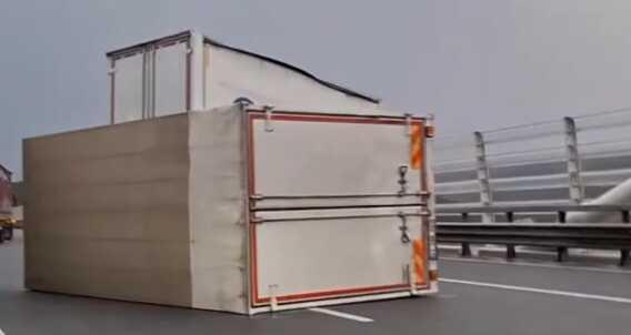 Yavuz Sultan Selim Köprüsü'ne yıldırım düştü