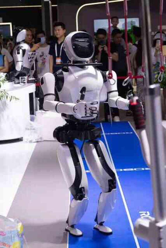 Çin, 'insan gibi davranışlar' sergileyen ve 'mutlu, üzgün, kızgın' hissedebilen dünyanın ilk 'duygusal' robotunu tanıttı