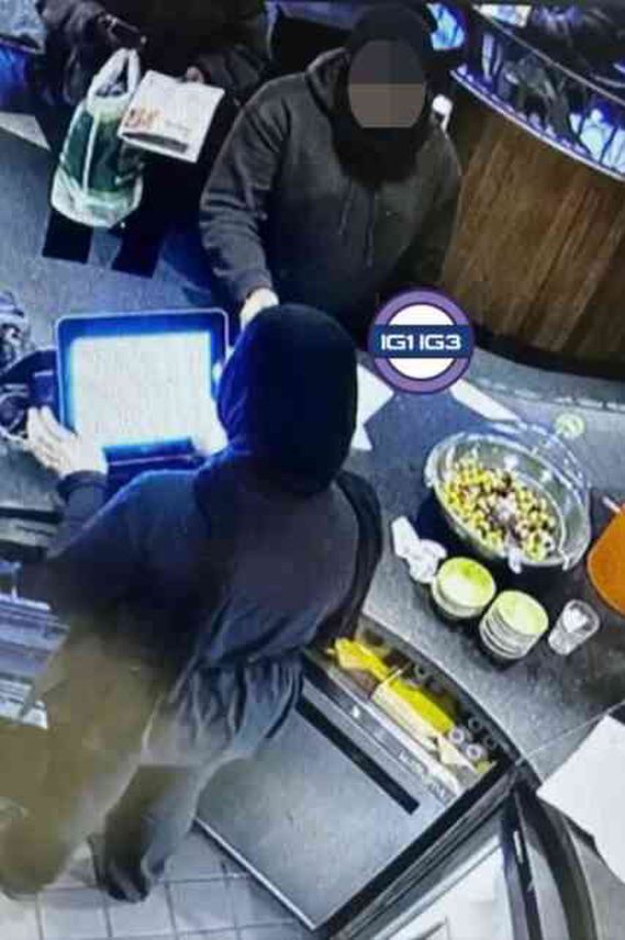 Erkek müşteri, kendisine yemek getiren kadın garsonun yüzüne tabak fırlattı