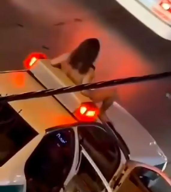 İran'da ilginç protesto: Bir kadın, çıplak bir şekilde polis aracının üzerine çıktı