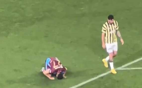Samet Akaydin, secdeye giden futbolcuya mı tükürdü? Tartışmalara nokta koyacak açı ortaya çıktı