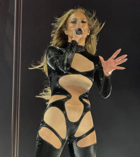 Jennifer Lopez, sahnede giydiği cesur kıyafetiyle ağızları açık bıraktı