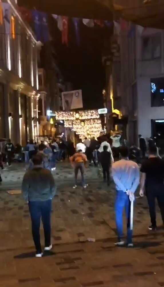 Galatasaray maçı öncesi Bayern Münih taraftarı Taksim'i birbirine kattı: 5 yaralı