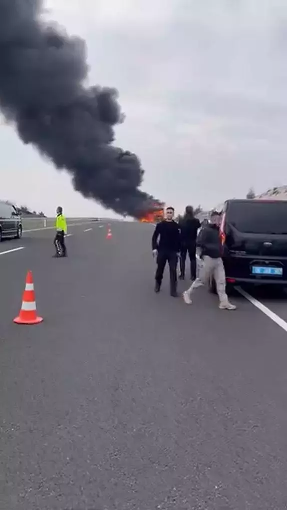 Seyir halindeki yolcu otobüsü alev alev yandı: 25 yolcu son anda kurtuldu