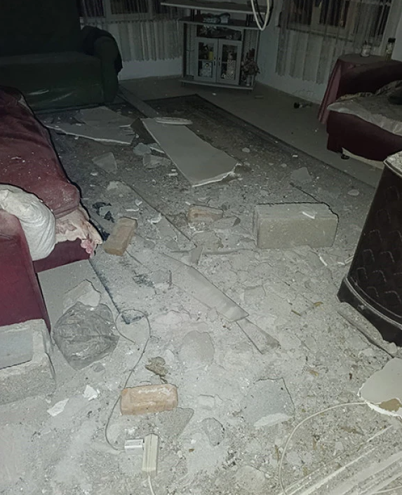 Balıkesir'deki depremde Manisa'da bir evin tavanı çöktü