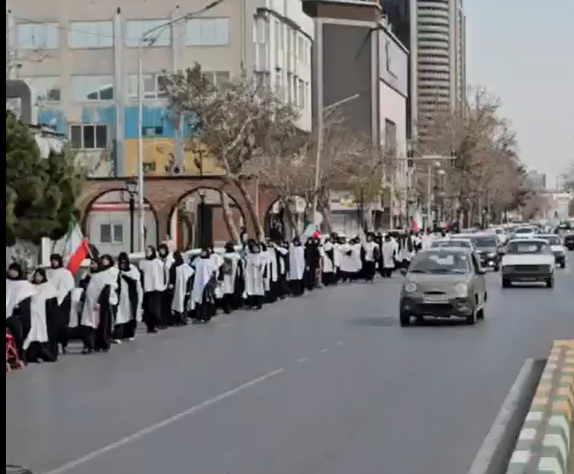 Hamaney'in doğum yerinde intikam yemini, kadınlar kefenleri ile yürüdü