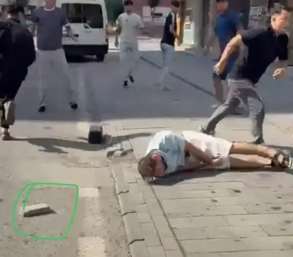 Kavga ettikleri kişiyi taşla bayılttılar! Dehşet anları kamerada