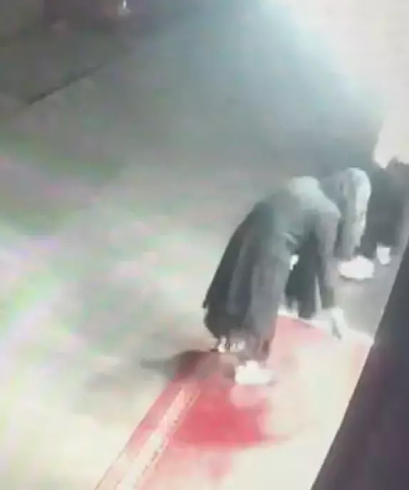 Apartmanda büyü paniği: Karanlıkta gelip idrar ve toz döktüler