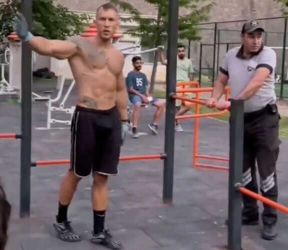 Parkta üstüsz spor yaptığı için şikayet edilen adamdan beklenmedik tepki: Canın mı çekiyor beni?