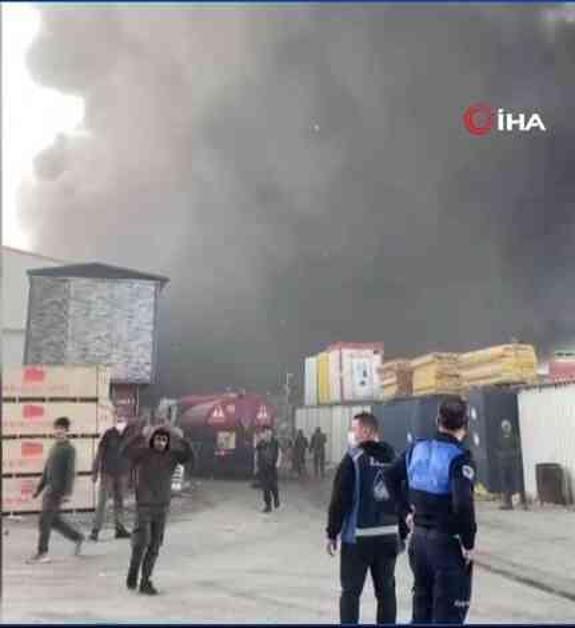 Hurdacılar Sitesi'nde çıkan yangın 3 iş yerine sıçradı