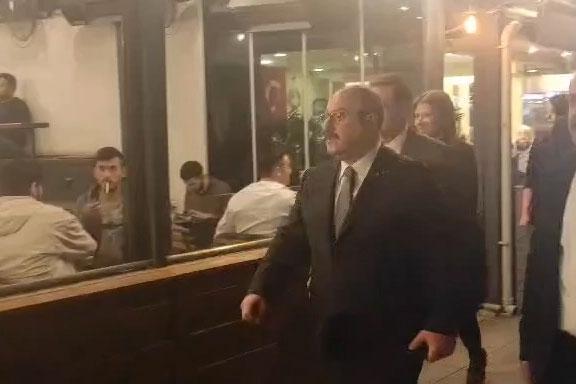 Bakan Bayraktar, Özel'in boykot çağrısı yaptığı EspressoLab'te kahve içti