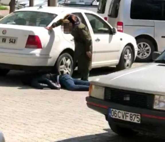 Sokak ortasında kan donduran olay! Kadın, öldürdüğü adamın başında bekledi