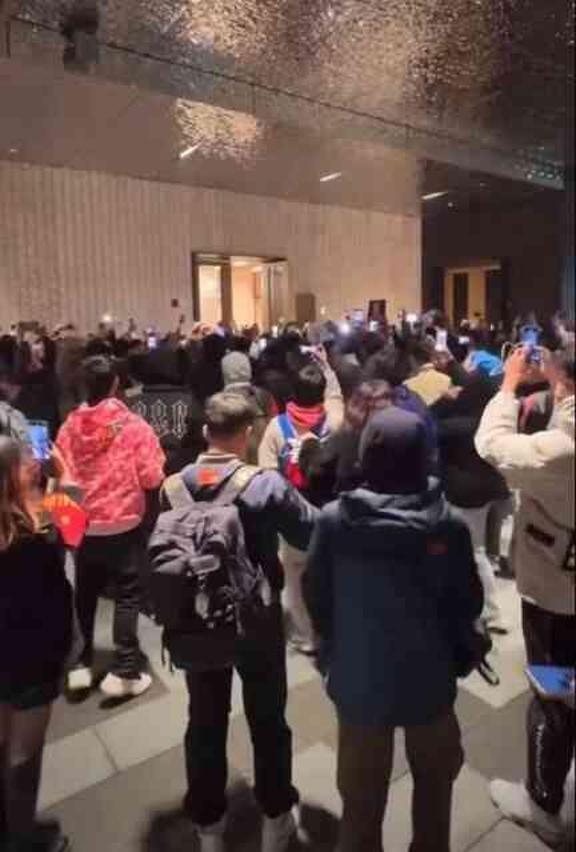 Çin'de Ronaldo'nun kadroda olmayacağını öğrenen öfkeli futbolseverler Al-Nassr takımının kaldığı oteli bastı