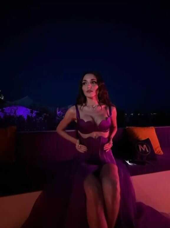 Hande Erçel çok cesur! Elbisesini kaldırıp iç çamaşırının görünmesini umursaman poz verdi