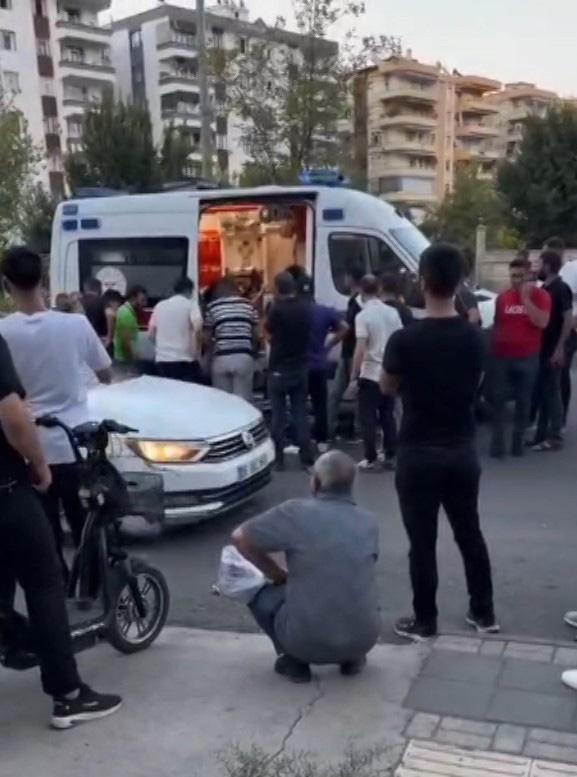 Ağlayan bebeğini susturmak için dışarı çıkan adam kurşunların arasında kalarak can verdi