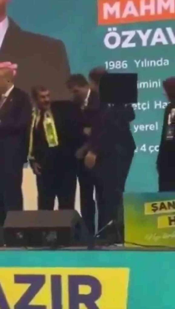 Şanlıurfa aday tanıtım toplantısında ilginç anlar! Cumhurbaşkanı Erdoğan'a yakın durmak için birbirleriyle itiştiler