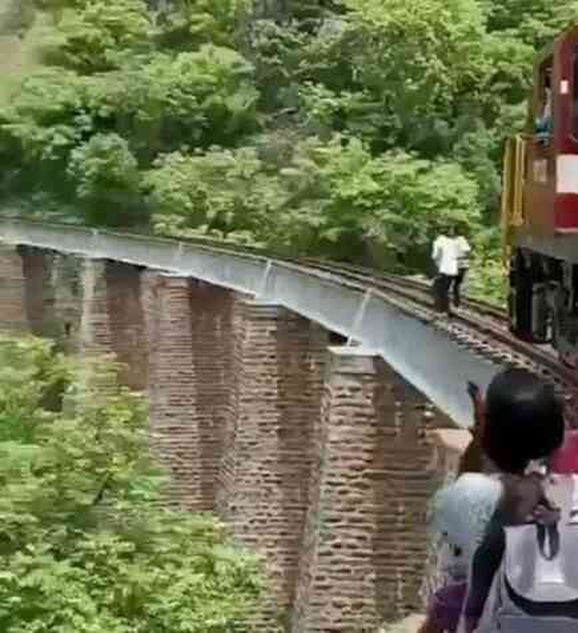 Hindistan'da demiryolu köprüsünün üstünde fotoğraf çeken çift, trenin altında kalamamak için 27 metre yükseklikten atladı