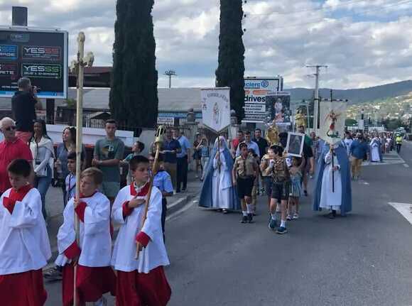 Fransa'daki kuraklık 200 din adamını yollara düşürdü! İlahiler eşliğinde yağmur duası ettiler