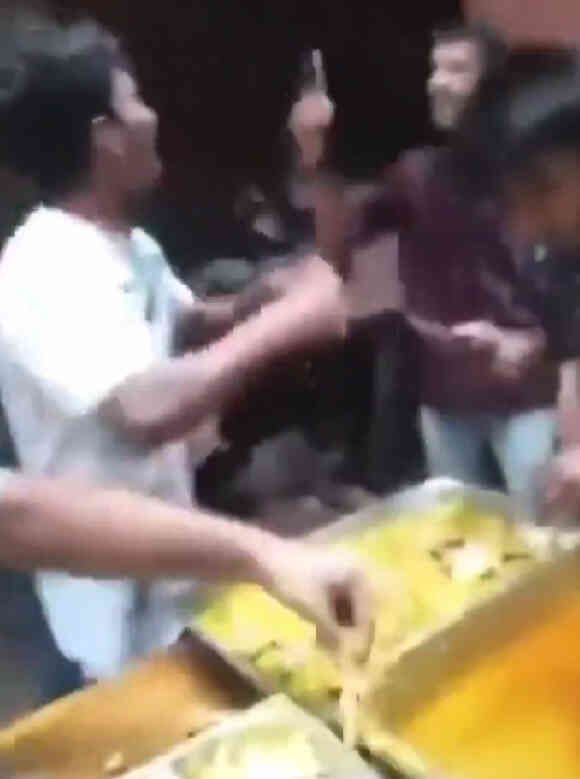 Başkanlık konutunu basan protestocular yiyecekleri sildi süpürdü, yatakta poz verdi