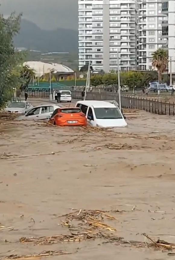 Sele teslim olan Mersin'den korkutan görüntüler