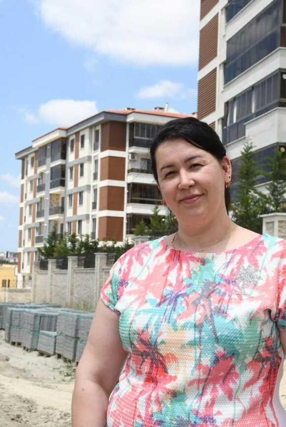 Camına astığı 'Alt kattaki kötü insanlardan dolayı daha kötü insanlara satılıktır' yazısı ortalığı karıştırdı