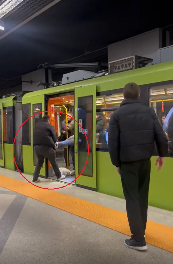 Metroda Yaşlı Adamla Tartışan Genç Yolcu Darp Edilip Dışarı Atıldı