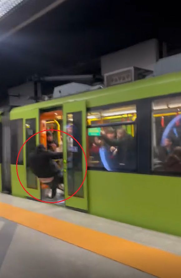 Metroda Yaşlı Adamla Tartışan Genç Yolcu Darp Edilip Dışarı Atıldı