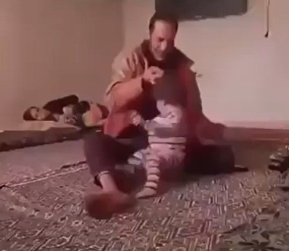 Öz çocuğunu defalarca tekmeleyip saçından tutup yere çarptı