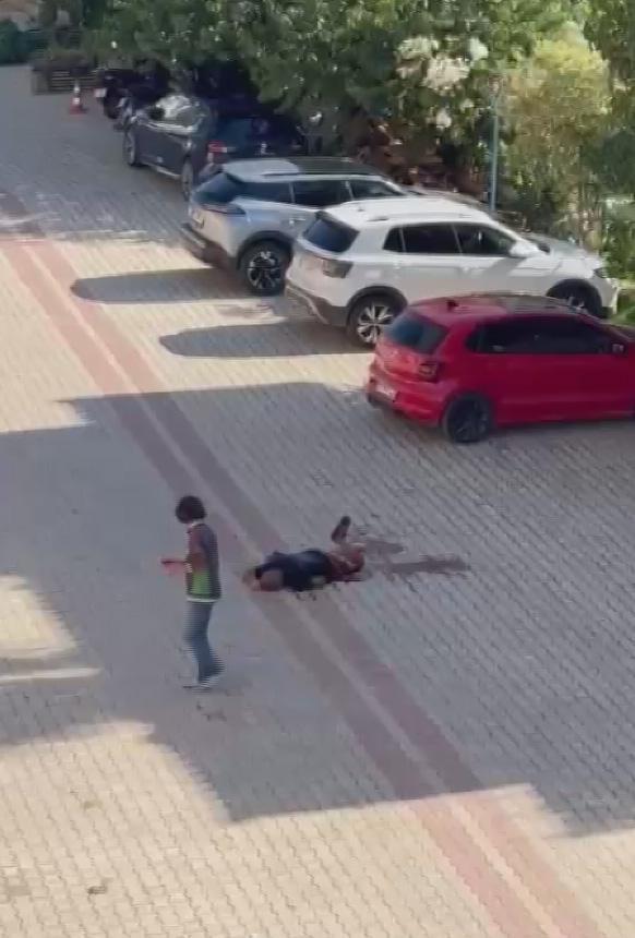 Annesiyle gönül ilişkisi olduğunu iddia ettiği kişiyi 22 bıçak darbesiyle öldürdü