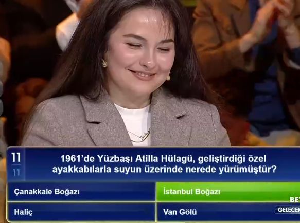 1961'de Yüzbaşı Atilla Hülagü, geliştirdiği özel ayakkabılarla suyun üzerinde nerede yürümüştür?