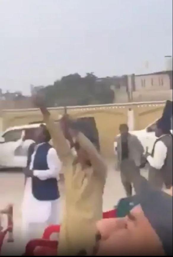 Damadın babası özel uçaktan düğün davetlilerinin üzerine PARA yağdırdı