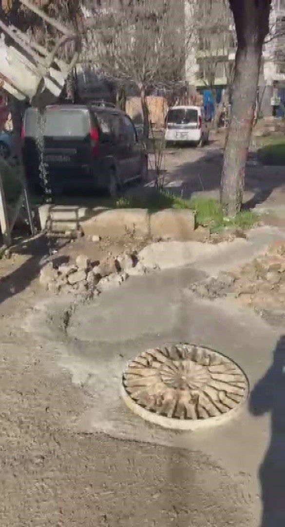 Vatandaşın tepkisine aldırış etmedi, kanalizasyona beton döktü