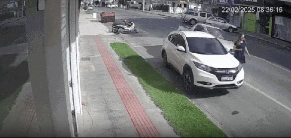 Takla atan aracın altında kalmaktan kıl payı kurtuldu