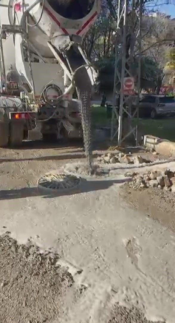 Vatandaşın tepkisine aldırış etmedi, kanalizasyona beton döktü